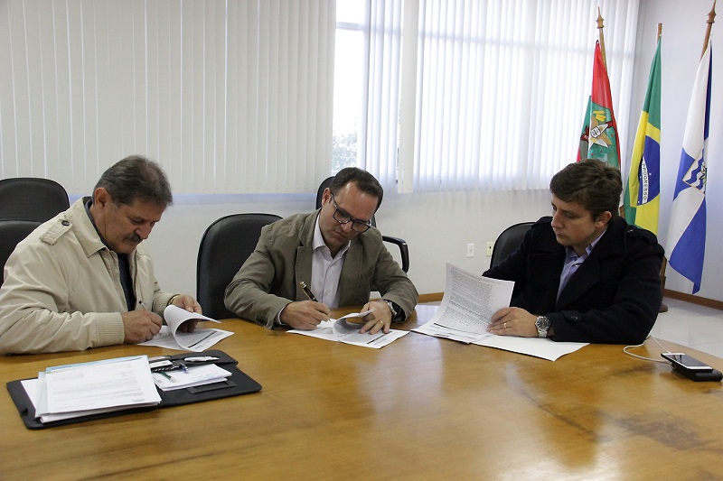 Assinado contrato de construção da nova rede de esgoto do Bairro dos Municípios