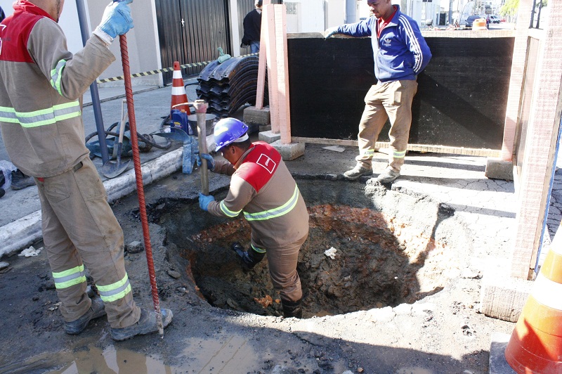 Obras na rede coletora de esgoto do Bairro dos Municípios iniciaram nesta segunda-feira