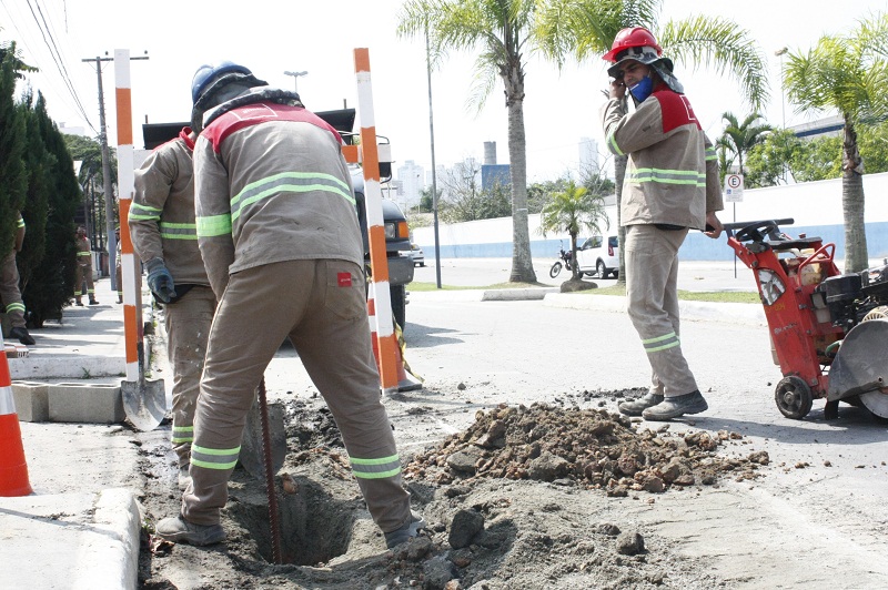 Obras da rede coletora de esgoto continuam no Bairro dos Municípios