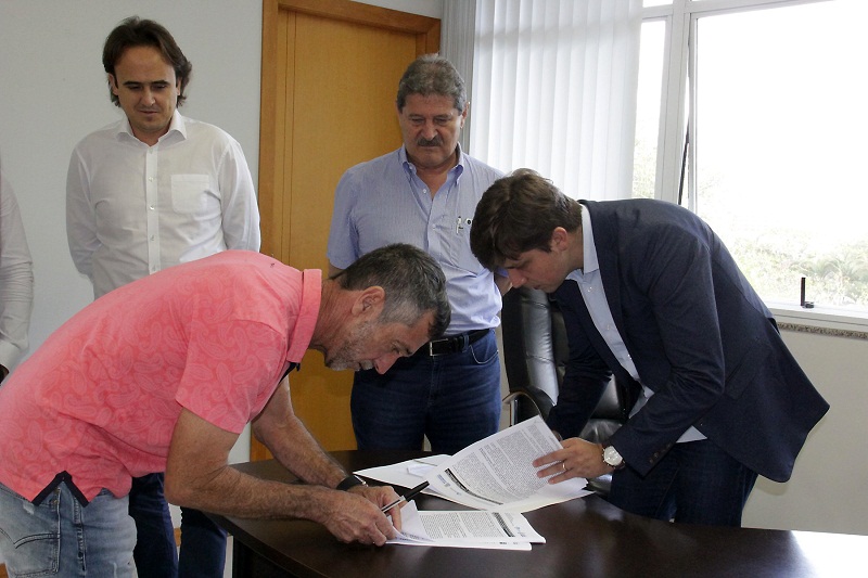 Assinado contrato para ligação de rede de esgoto nas praias de Laranjeiras e Taquaras