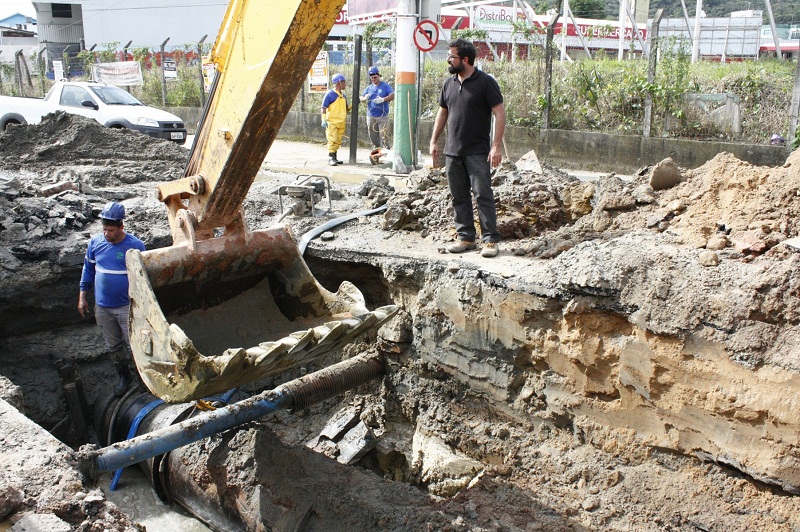 Vazamento de adutora de água bruta pode comprometer abastecimento de água