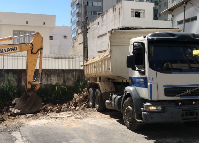 Mais de 40 caminhões de lixo e entulho foram retirados no Rio Marambaia