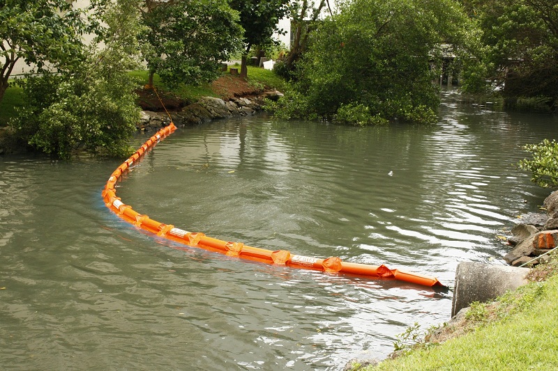 Contenção flutuante é instalada no Rio Marambaia