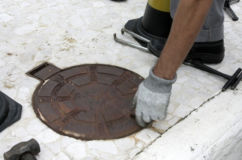 EMASA alerta população para cuidados ao manusear tampas de caixas de inspeção