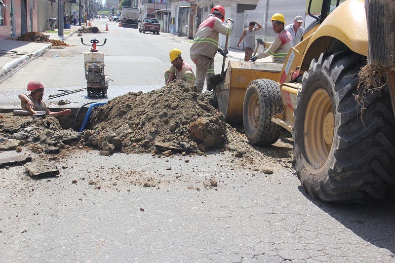 Obras da rede coletora de esgoto continuam em bairros de Balneário Camboriú