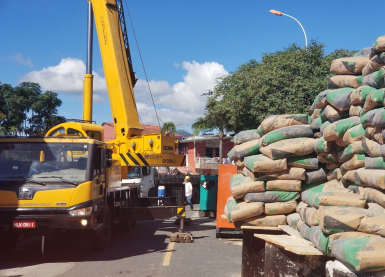 Trecho da 6ª Avenida está interditado para obra da rede de esgoto