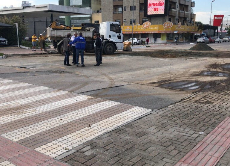 Trânsito na 4ª Avenida está interrompido devido rompimento da rede água