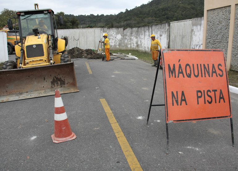 Obra de instalação de descarga no Bairro Iate Clube continua nesta quinta-feira