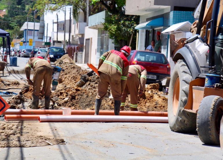 Obras de esgoto estão sendo executadas em diversas ruas de Balneário Camboriú