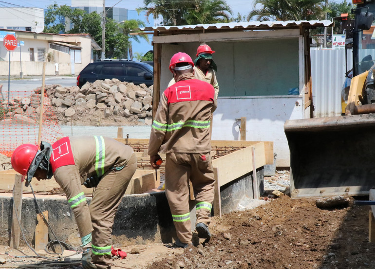 Seguem obras da rede coletora de esgoto no Bairro dos Municípios