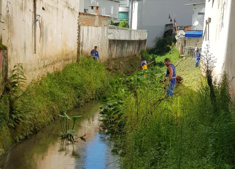 Rio Marambaia recebe limpeza para facilitar fiscalização de ligações irregulares