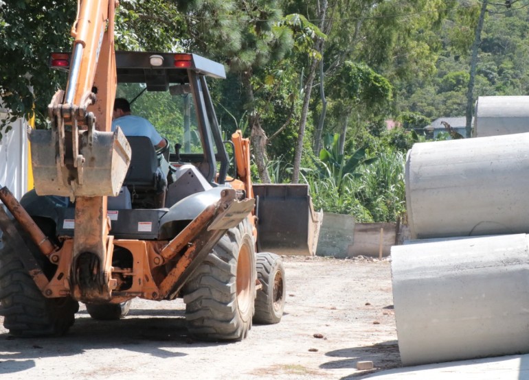 Continuam as obras da nova galeria pluvial e elevatória na Rua Barra Velha