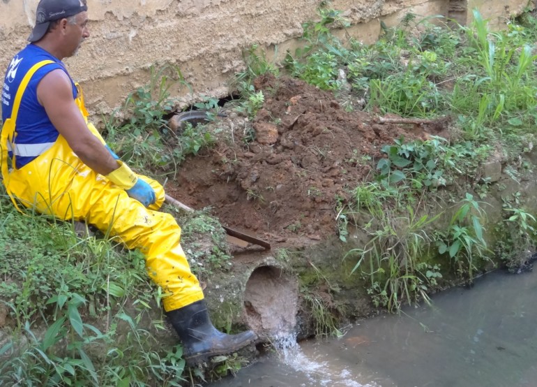 Lacre de esgoto irregular é rompido e Município encaminha para abertura de inquérito