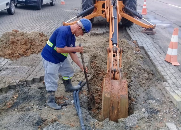 Conserto emergencial de rede pode ocasionar falta de água nos bairros Praia dos Amores e Ariribá