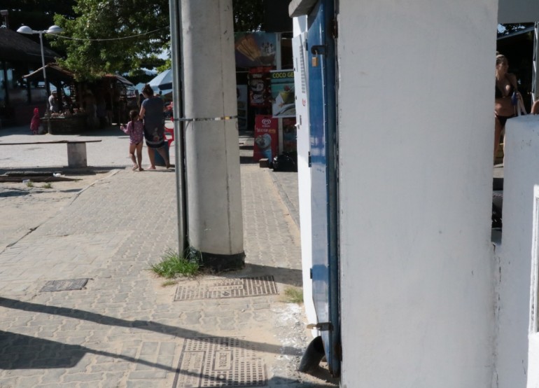 Emasa realiza limpeza preventiva na rede de esgoto da praia de Laranjeiras