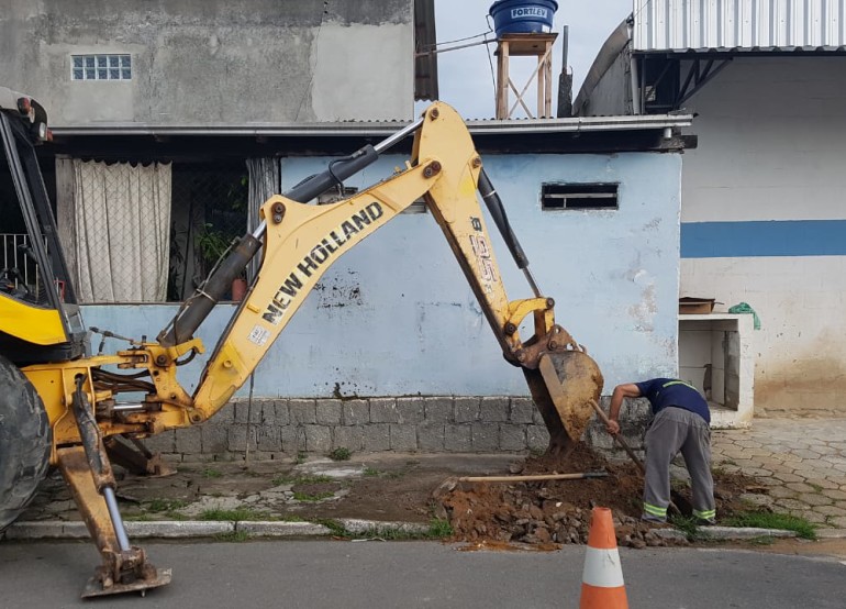 Programa Se Liga na Rede faz lacre em rede irregular de esgoto na Rua 970