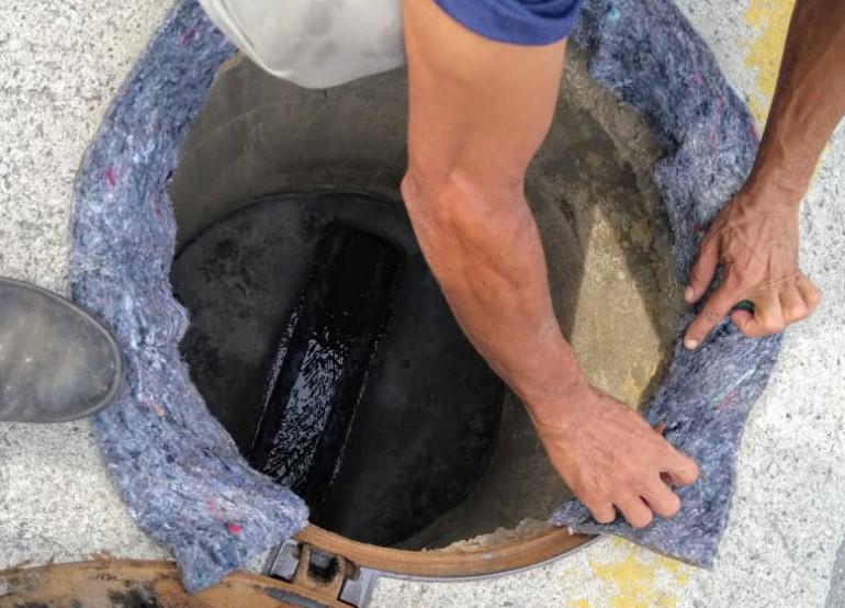 Emasa faz manutenção em tampas de Poços de Visita da rede de esgoto