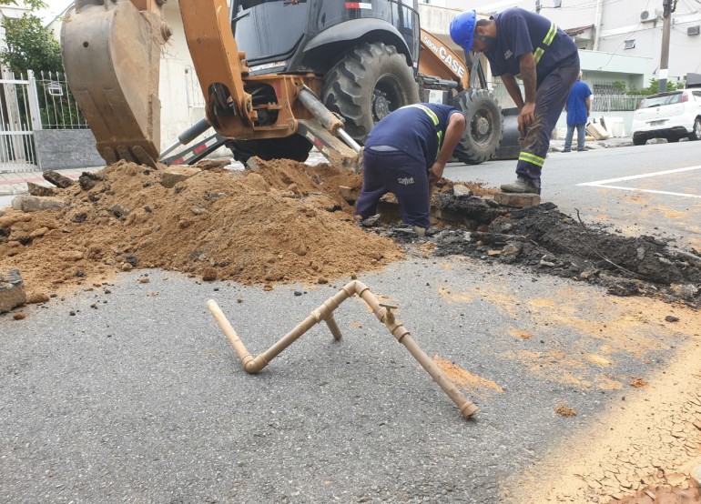 Equipe da Emasa identifica ligação irregular de água na Rua Líbia