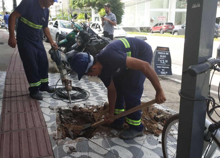 Ligação irregular de esgoto é lacrada na Avenida do Estado