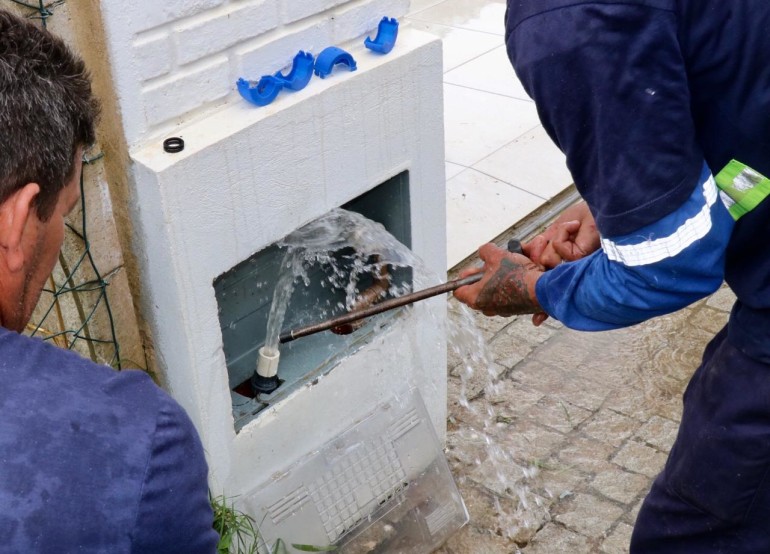 Emasa faz primeira ligação de água em residência do Bairro Estaleiro