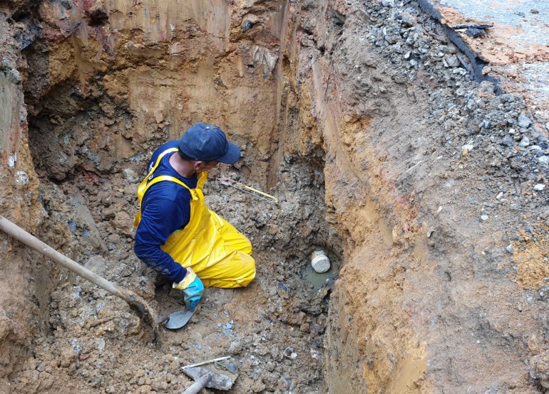 Se Liga na Rede identifica e lacra ligação de esgoto caindo na drenagem pluvial em dois Bairros