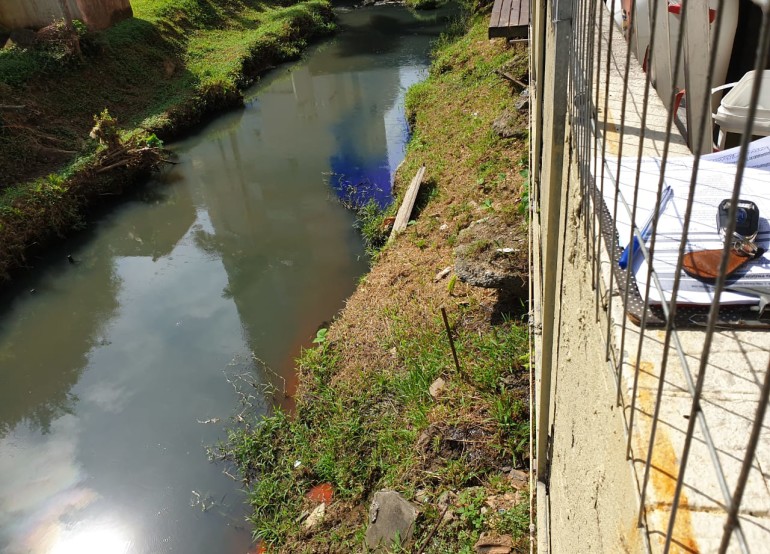Lacradas mais nove ligações irregulares de esgoto caindo nos Rios Marambaia e das Ostras