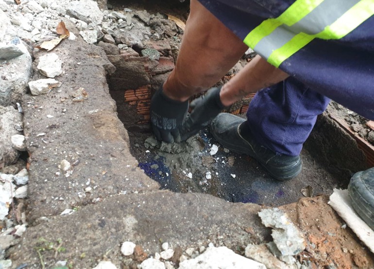 Lacradas mais duas ligações irregulares de esgoto com destino ao Rio Marambaia