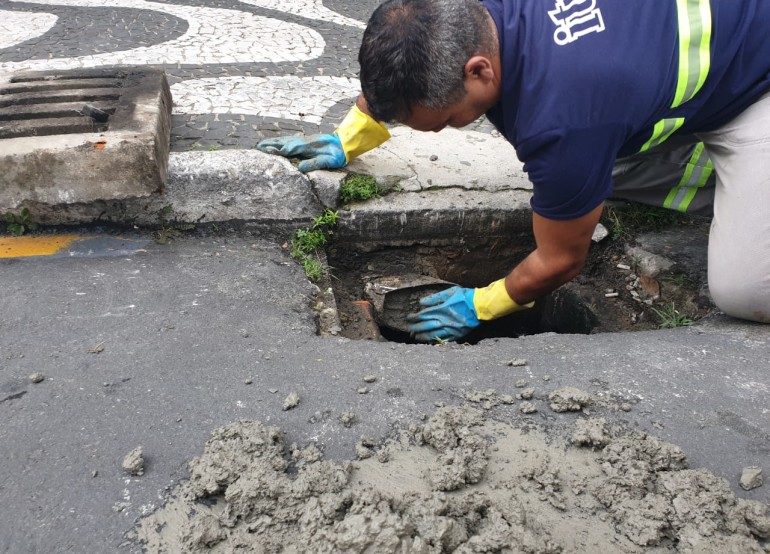 Emasa lacra duas ligações irregulares de esgoto na Avenida do Estado