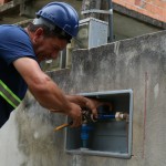 Instalação hidrômetro - Divulgação EMASA