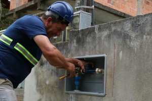 Instalação hidrômetro - Divulgação EMASA