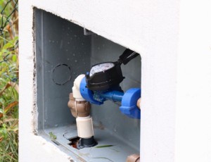 Instalação hidrômetro - Divulgação EMASA