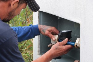 Instalação hidrômetro - Divulgação EMASA