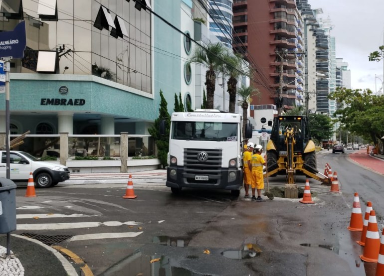 Emasa faz conserto de tubulação em dois trechos da Avenida Atlântica nesta manhã