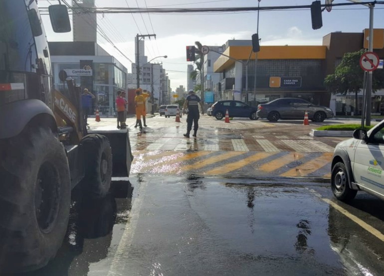 Rompimento de tubulação na 4ª Avenida poderá ocasionar falta de água e desvio no trânsito