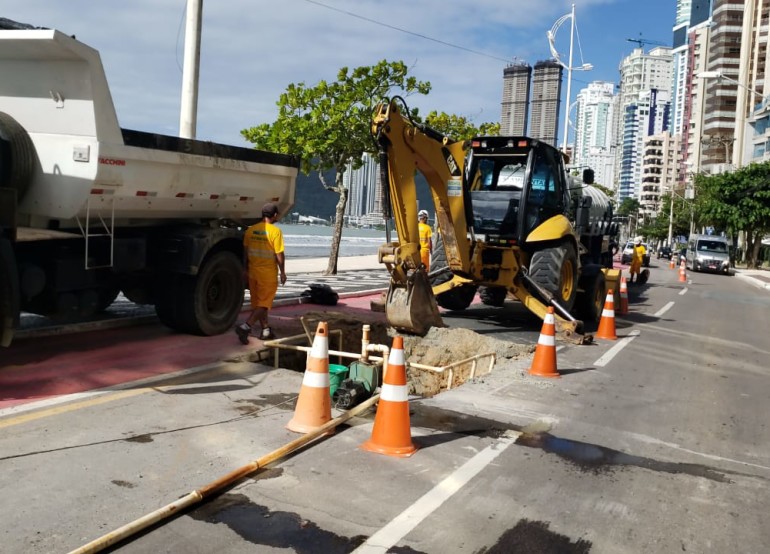 Conserto de rede na Avenida Atlântica deixa trânsito em meia pista