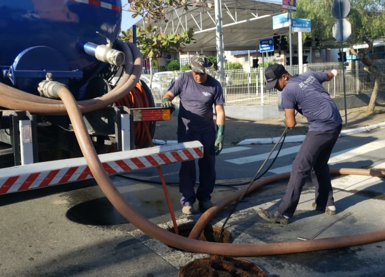 Emasa realiza limpeza preventiva na rede coletora de esgoto no Bairro dos Estados