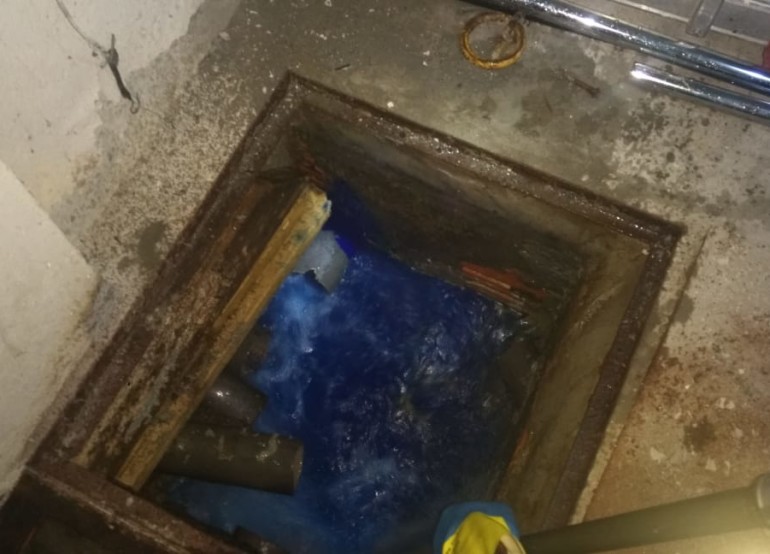 Prédio na Rua México é identificado com contribuição de esgoto caindo na drenagem