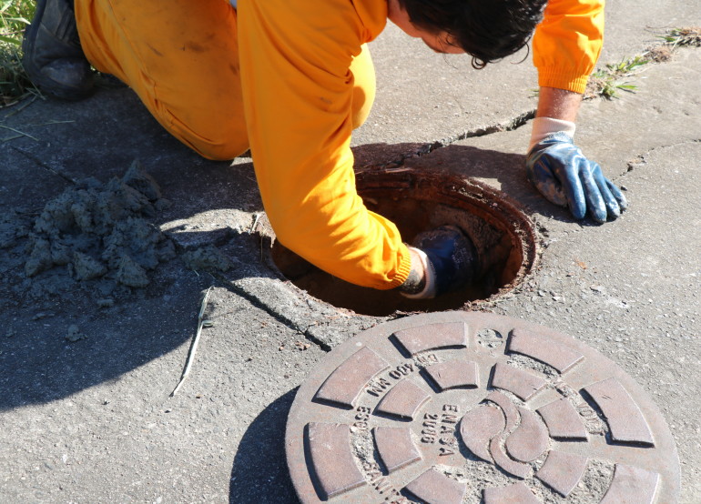 Emasa lacra extravasor no Bairro Nova Esperança
