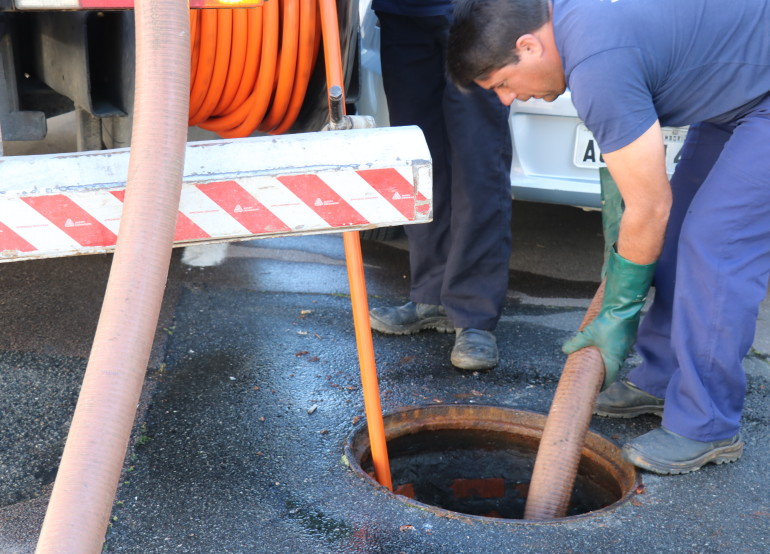 Ruas do Bairro das Nações recebem limpeza preventiva na rede coletora