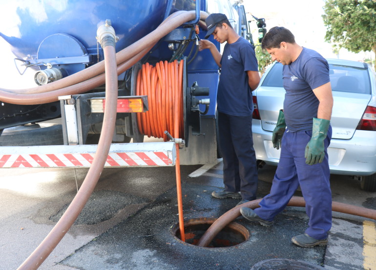 Limpeza preventiva na rede coletora segue na Rua Marrocos nesta sexta-feira