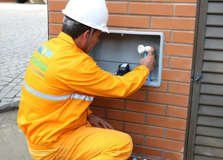 Emasa faz primeira ligação de água em residência na Praia de Taquaras
