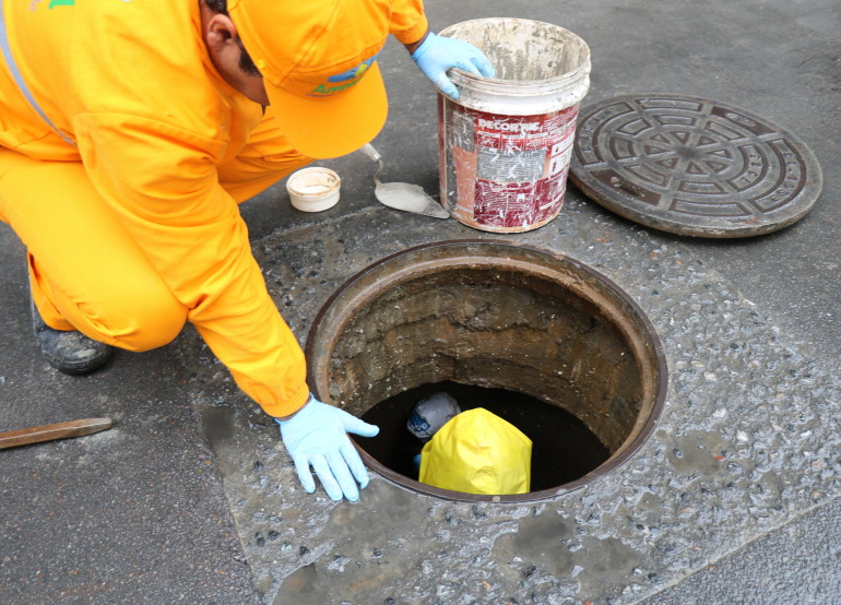 Emasa lacra extravasor em Poço de Visita na Rua 2480