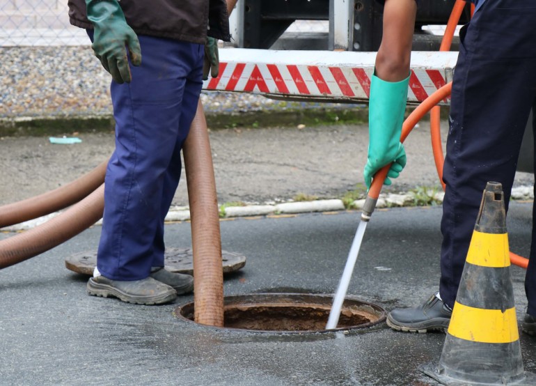 Limpeza na rede coletora do Bairro das Nações segue na Rua Panamá