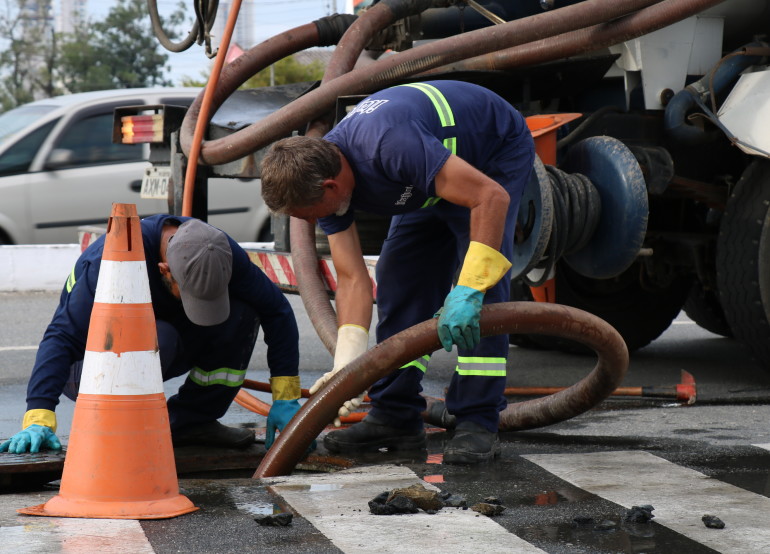 Emasa faz limpeza e interligação na rede coletora do Bairro Municípios