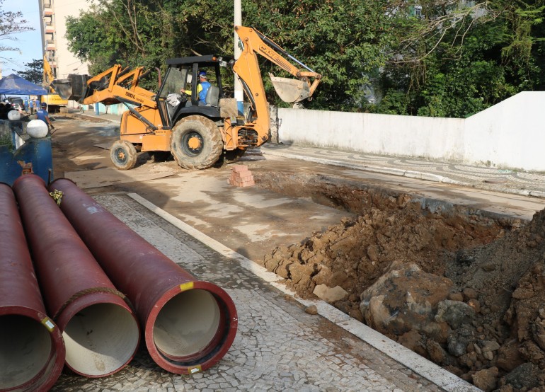 Obra do Emissário segue com intervenções na Rua 2001 e Avenida Atlântica
