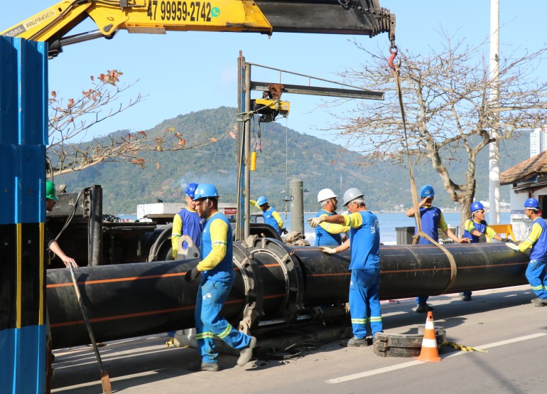 Inicia inserção de tubos do Emissário na galeria da Avenida Atlântica na Barra Sul