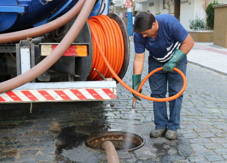 Limpeza preventiva da rede coletora é realizada em ruas do Centro