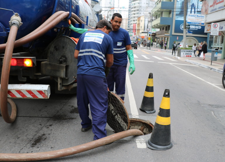 Inicia segunda etapa da limpeza preventiva na rede coletora do Centro