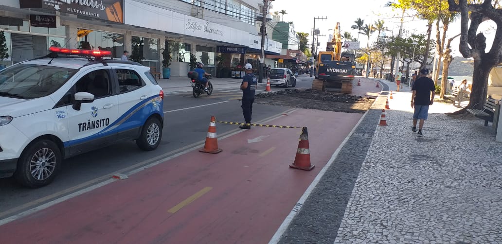 Passagens elevadas da Avenida Atlântica entre a Rua 2000 e Alvin Bauer são retiradas para obra do Emissário