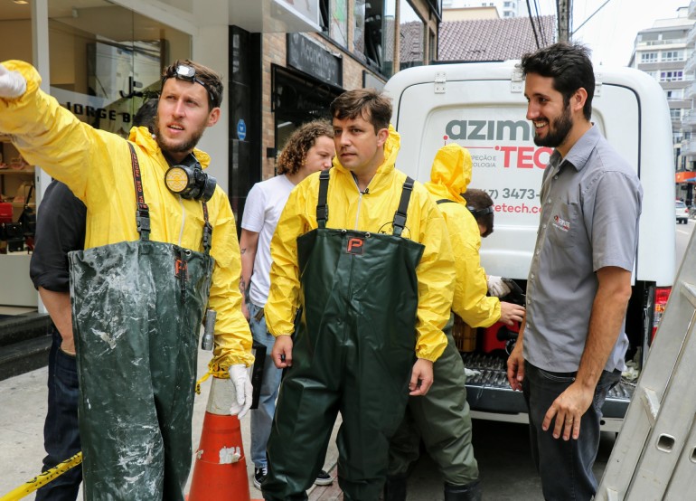 EMASA faz inspeção na galeria do Marambaia e lacra ligação irregular de esgoto